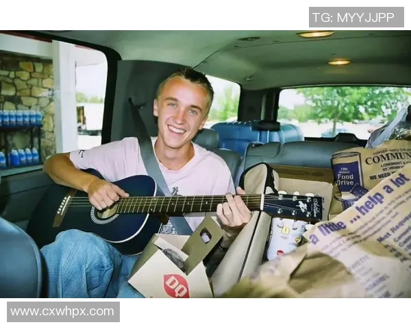 足球明星与音乐的交汇哪位球员展现吉他才华引发热议